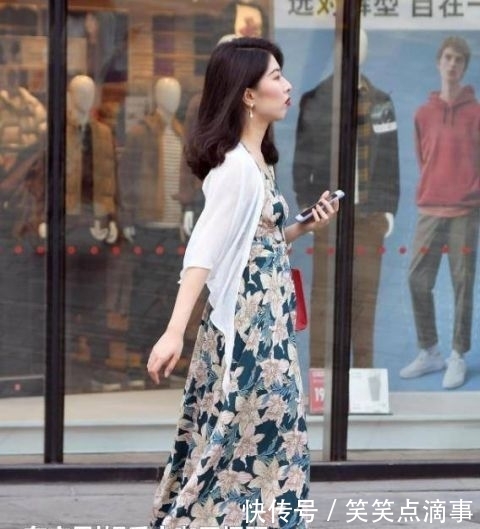 休闲裤■街拍:亭亭玉立的小姐姐,一件米色上衣配白色休闲裤,女人味十足