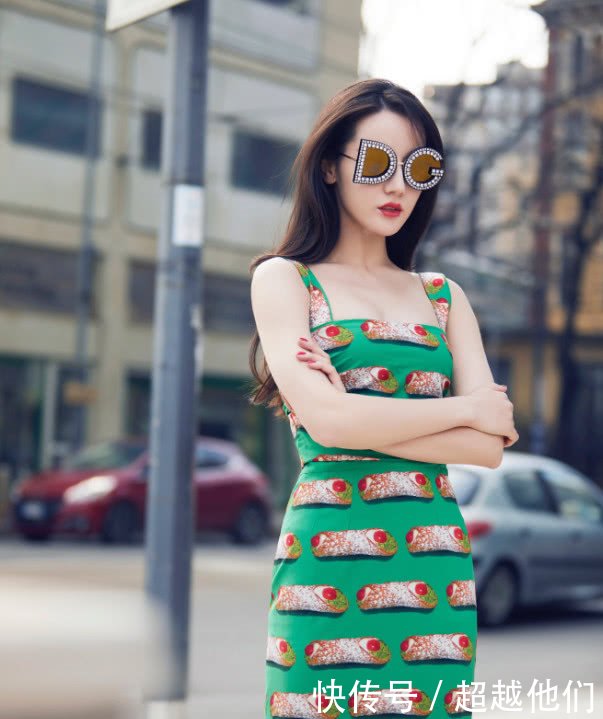 迪丽热巴的裤子绝了，这是湿了吗？居然意外的很好看！