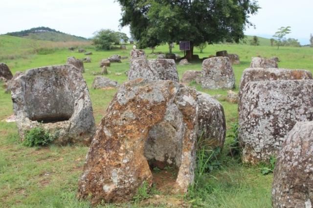 国外这一平原，遍布“神秘”石缸，用途至今是谜！