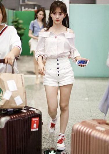 裤裆上有几颗扣子最好看？看到鞠婧祎我就懂了，网友：一般人不行