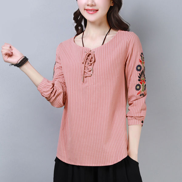 中秋回老家，建议70后女人穿:秋小衫+黑裤子，好看不贵有气质