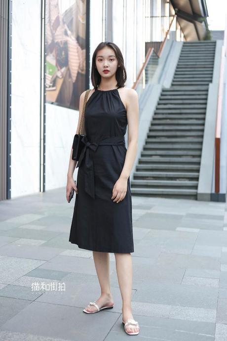街拍：清新优雅的吊带裙，打造时尚丽人，看一眼便喜欢上了