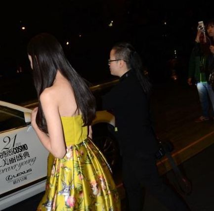 迪丽热巴一向不热衷暴露装，但穿上抹胸黄裙，没想到身材却这么好