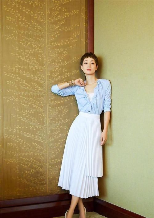 羊羔绒■马伊琍离婚后更美了,穿天蓝色羊羔绒外套高贵大气,气场好强