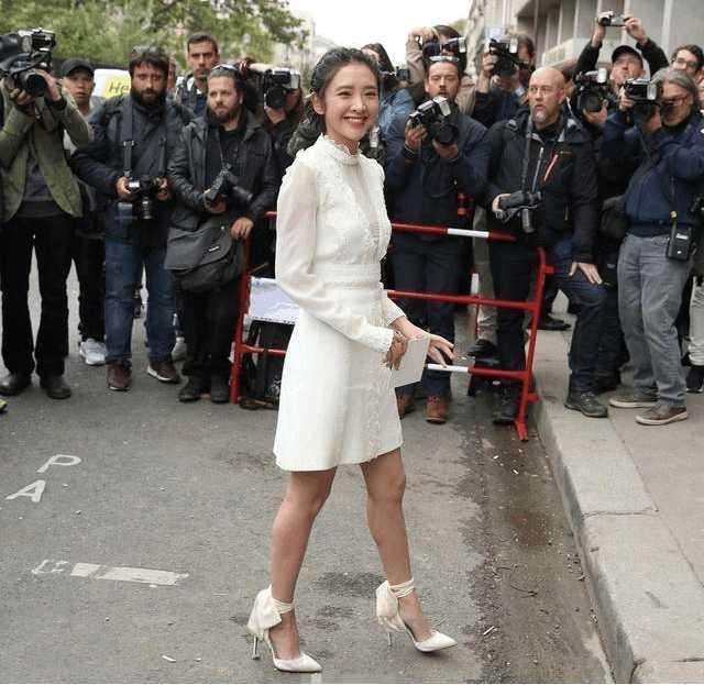 看了唐艺昕未PS的腿，男人都忍不住怀疑人生!真的又黑又壮!