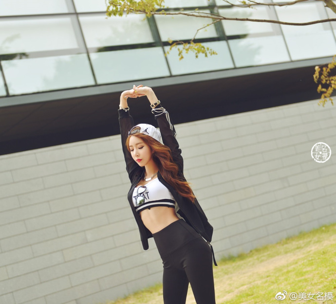 紧身裤美女，展示性感身材，时尚潮流性感汇聚一身