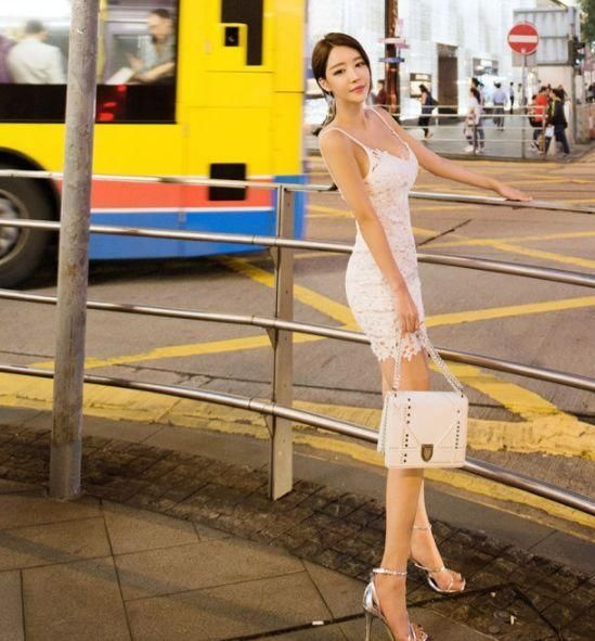 随性甜美的紧身裙美女，彰显与众不同的气质，真迷人