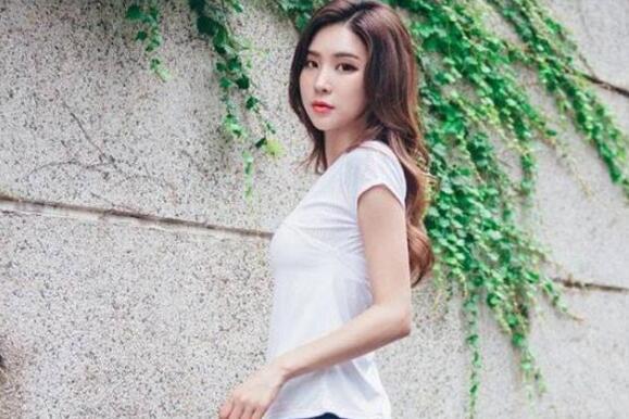 街拍紧身打底裤彰显女性柔美的魅力，展现出高雅的时尚气息！