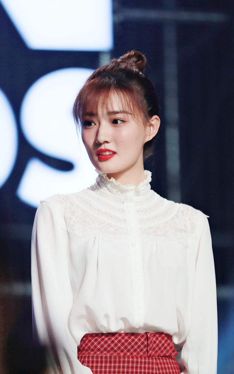 徐璐为了美真是拼,脚踩“两根针”出席活动,网友:断了就糗大了