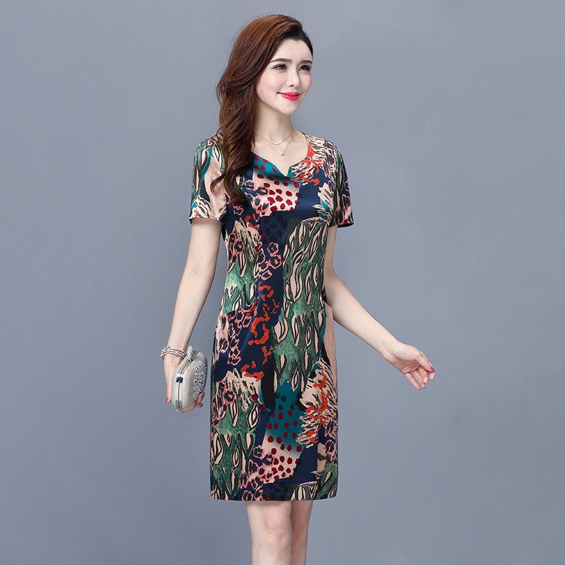 到了40的女人，也别穿太土!8月新出炉“妈妈装”，显嫩又显高