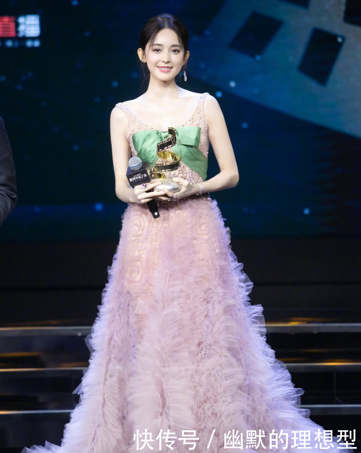 古力娜扎真敢穿，一条裙子全部用铁圈撑住，没这身材撑不住！