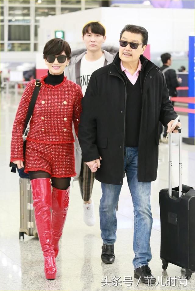 赵雅芝短裤短到大腿根，特意用包包挡住重点，网友：别再装嫩了