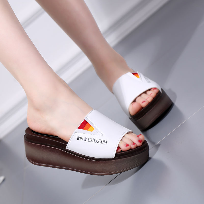 现在流行这样的凉鞋，换掉你的休闲鞋吧，越穿越有女人味