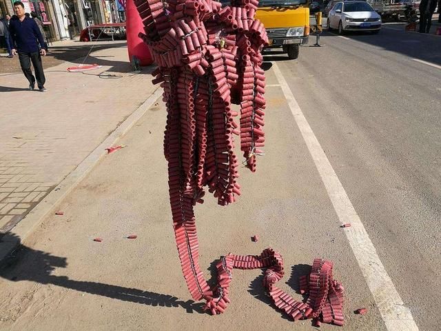 鞭炮污染又危险，建议全面禁炮？农民反问3点，专家答不上来