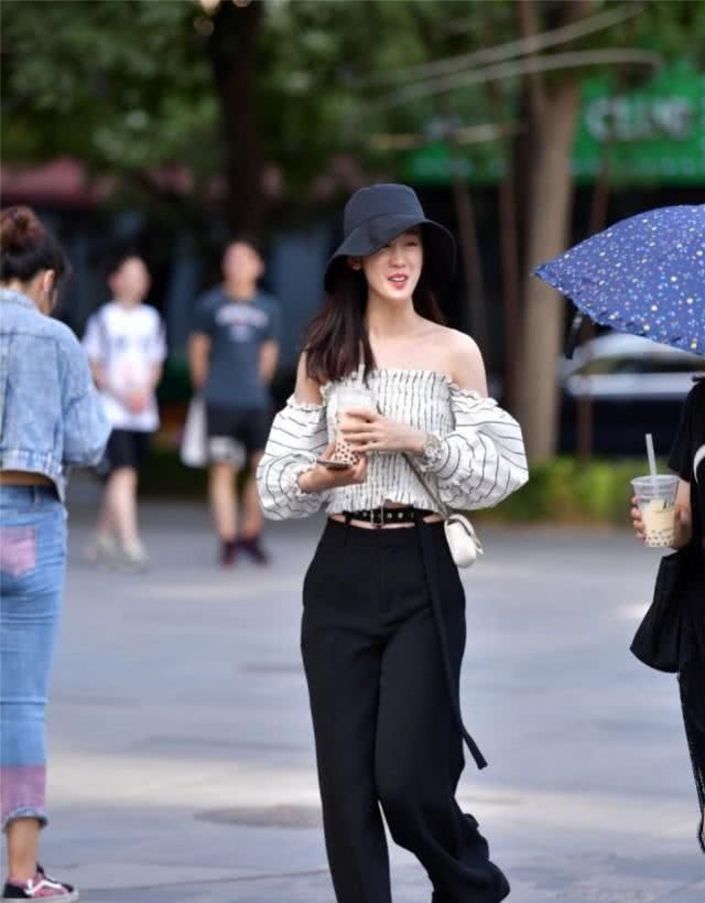 『搭配』简约的风格显十足的优雅风,更加衬托美女靓丽的好身姿