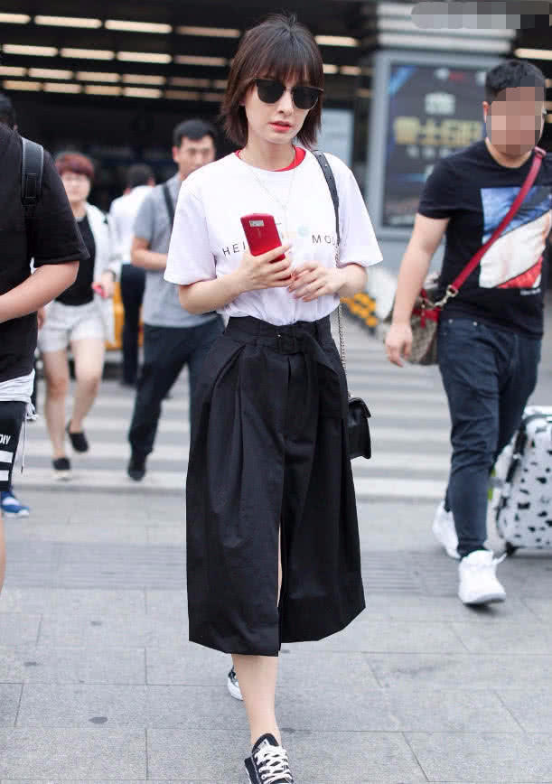 服了吴昕，大热天的穿2件T恤，难怪下身的裙子要开个口子散热！