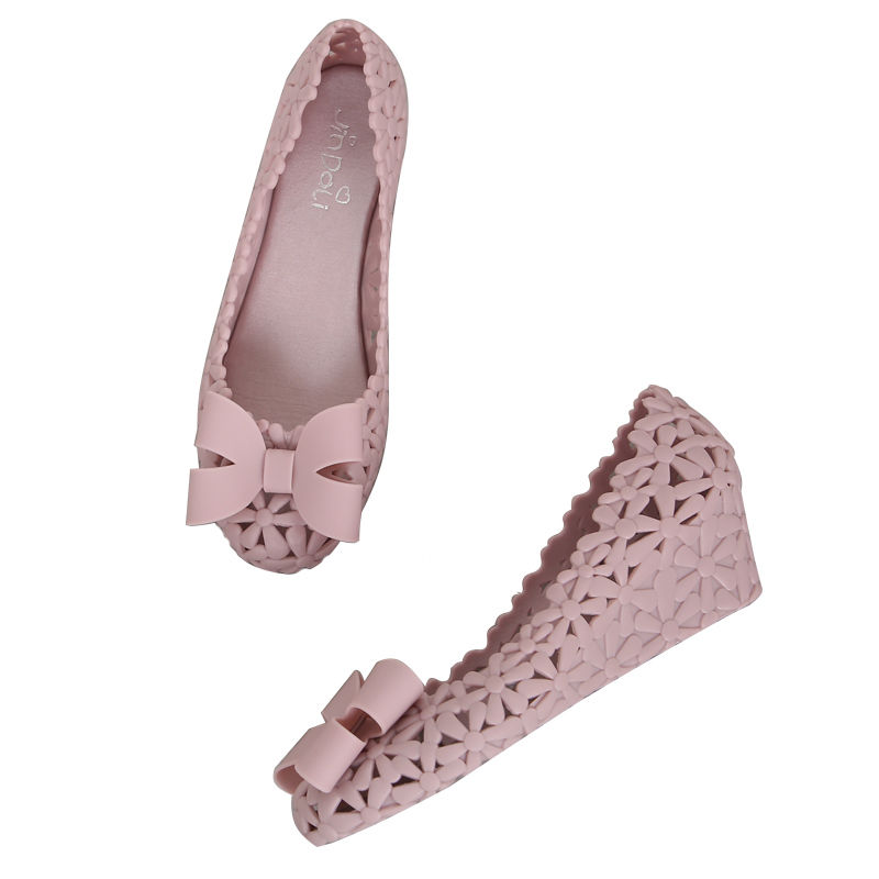 如今的阿姨超会穿，逛街穿飘鞋+阔腿裤，洋气时髦年轻十岁不止