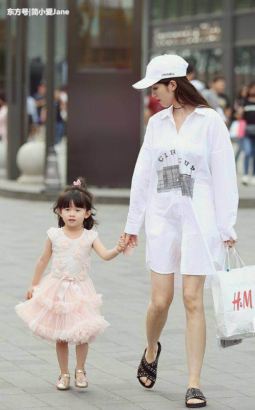 街拍：美女们穿“纯净白”出镜，拥有冰肌玉肤，就是美丽的画面！