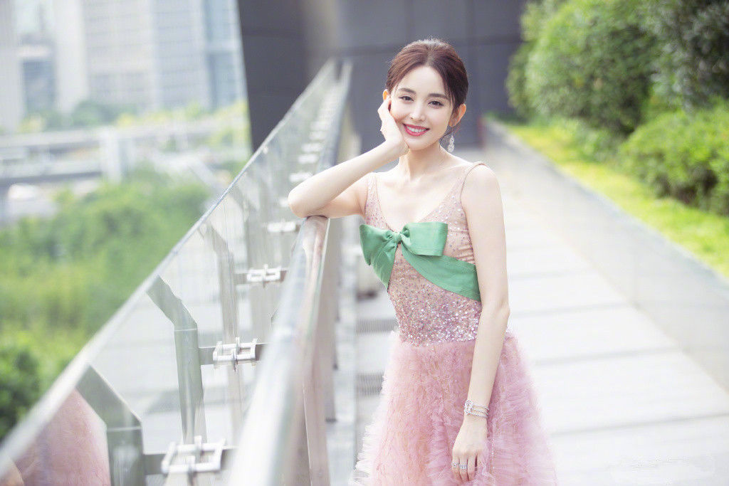 冷酷的“丁建国”穿起长裙很抢眼，她一直像是娱乐圈里的隐形美女