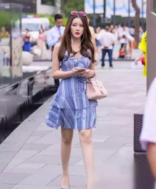  「秋月」街拍：皎若秋月的美女，一件白色短袖配黑色短裙，时尚女性气质范