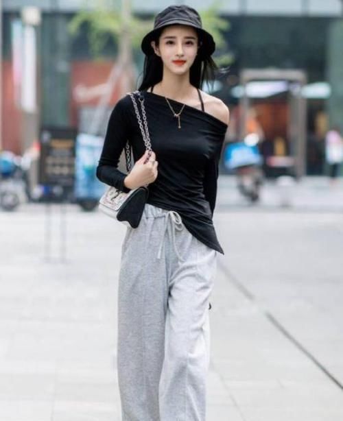  『女人』街拍：温柔可人的美女，一件条纹连衣裙外搭毛绒马甲，女人味十足