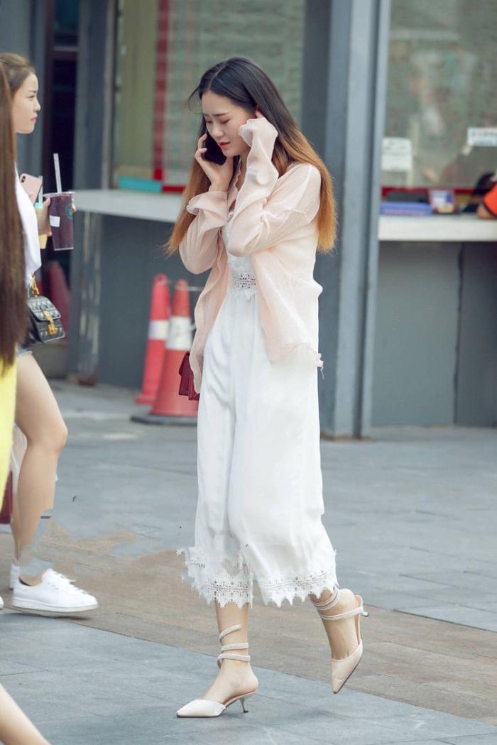  小美女■街拍：小美女身穿修身连衣裙，毛边设计增添了时尚元素，清新靓丽