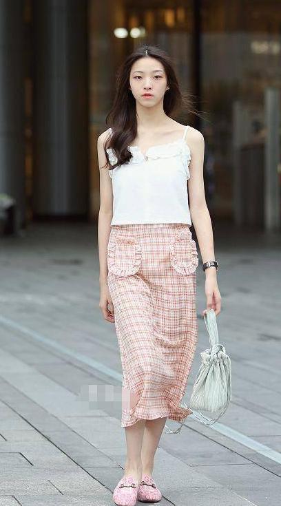 街拍：这么紧的短裤都塞得进去，勒出紧致腿型，女人味十足