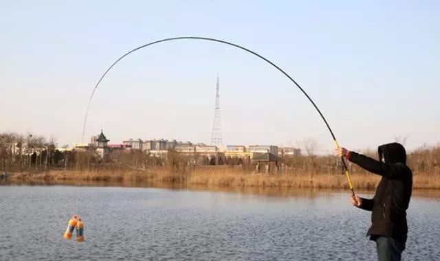 【钓鱼技巧】天冷用这三招钓鱼，大鲫鱼钓到手酸，居然比小药还管