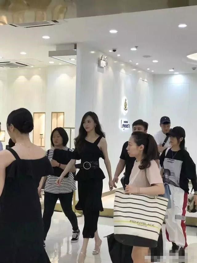 路人镜头无滤镜美颜，唐嫣这颜值身材太完美，黑色长裙女神范十足