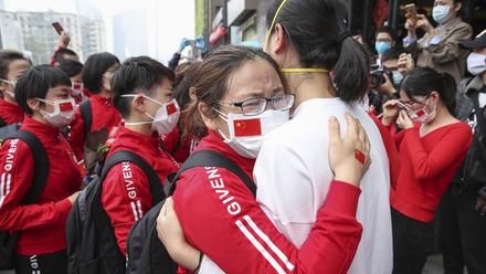  「泪目」上海第三批援鄂医疗队启程返沪，战友送别，场面泪目……