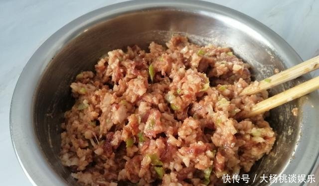  连吃：我用这菜包饺子，老公一脸的嫌弃，出锅却连吃30个，还直呼没吃够