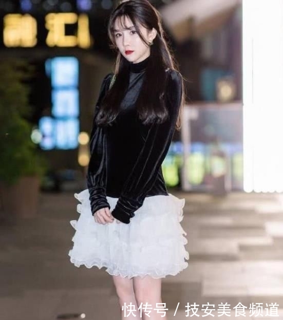 「连体」街拍:风风韵韵的美女,一件粉红色连体裤外搭白色开衫
