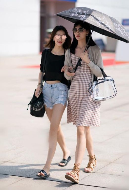 美女穿着性感的粉色连衣裙，直接显示出完美性感的身材!