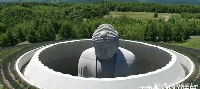 日本建筑师挖地10米,只造半个佛头,看后让人称奇