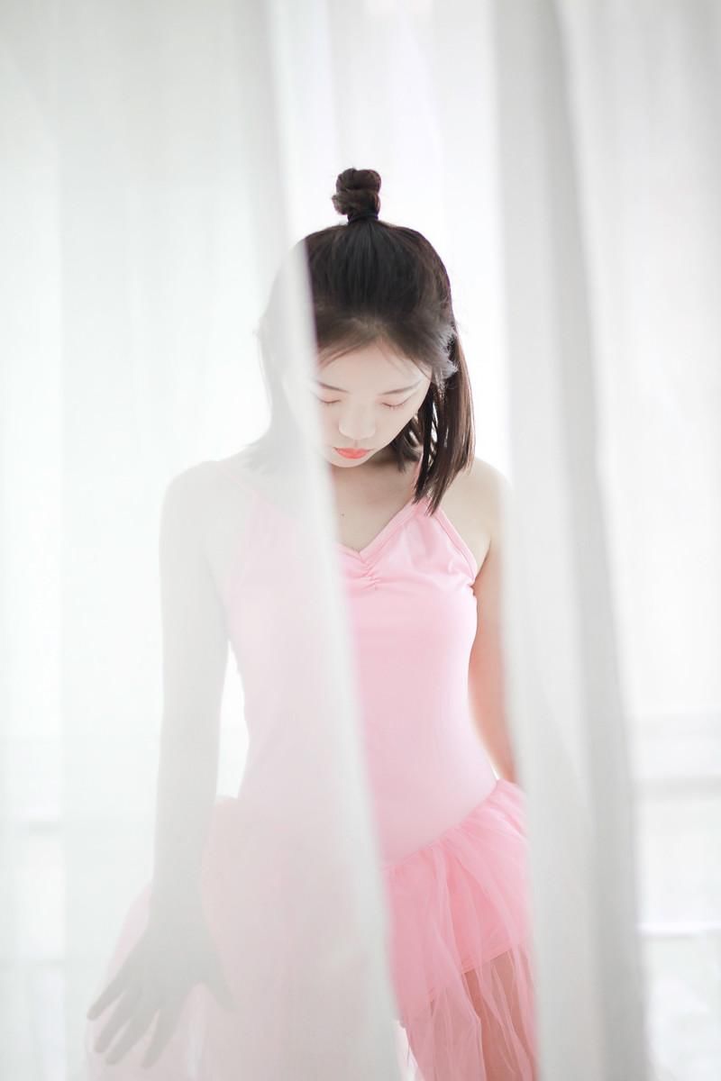 极品吊带美女丰腴曲线性感私房写真