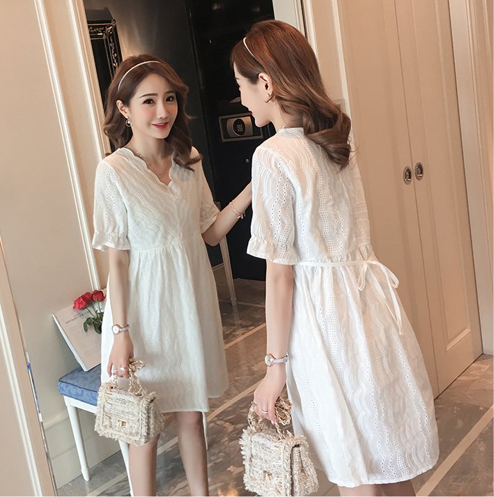 蕾丝花边的裙子更显女性魅力，就算是宝妈穿着也会很优雅