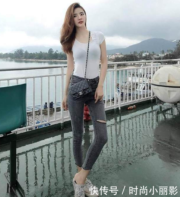 气质优雅的牛仔裤美女，好身材就是资本，吸引力十足！