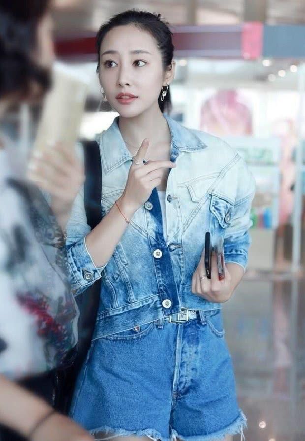 李纯难得在机场凹造型，美是藏不住的，穿一件T恤就秀出好身材!