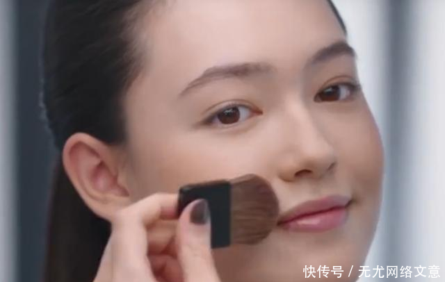 『化妆』香奈儿首席化妆师,居然不化妆直接上场,看完素颜无话可说!