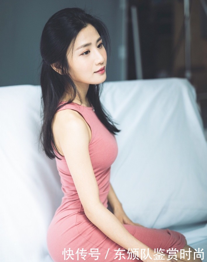 她因不雅行为被TVB开除,的变身健美达人被关注,穿搭性感撩人!!