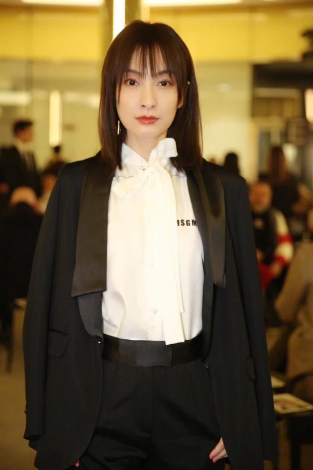 吴昕头发拉直后真的变得好美，可总是留着与众不同发型的女星是她