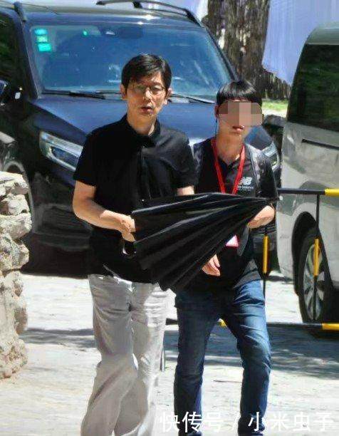 《手机2》继续拍摄,冯小刚张国立悠闲,葛优一