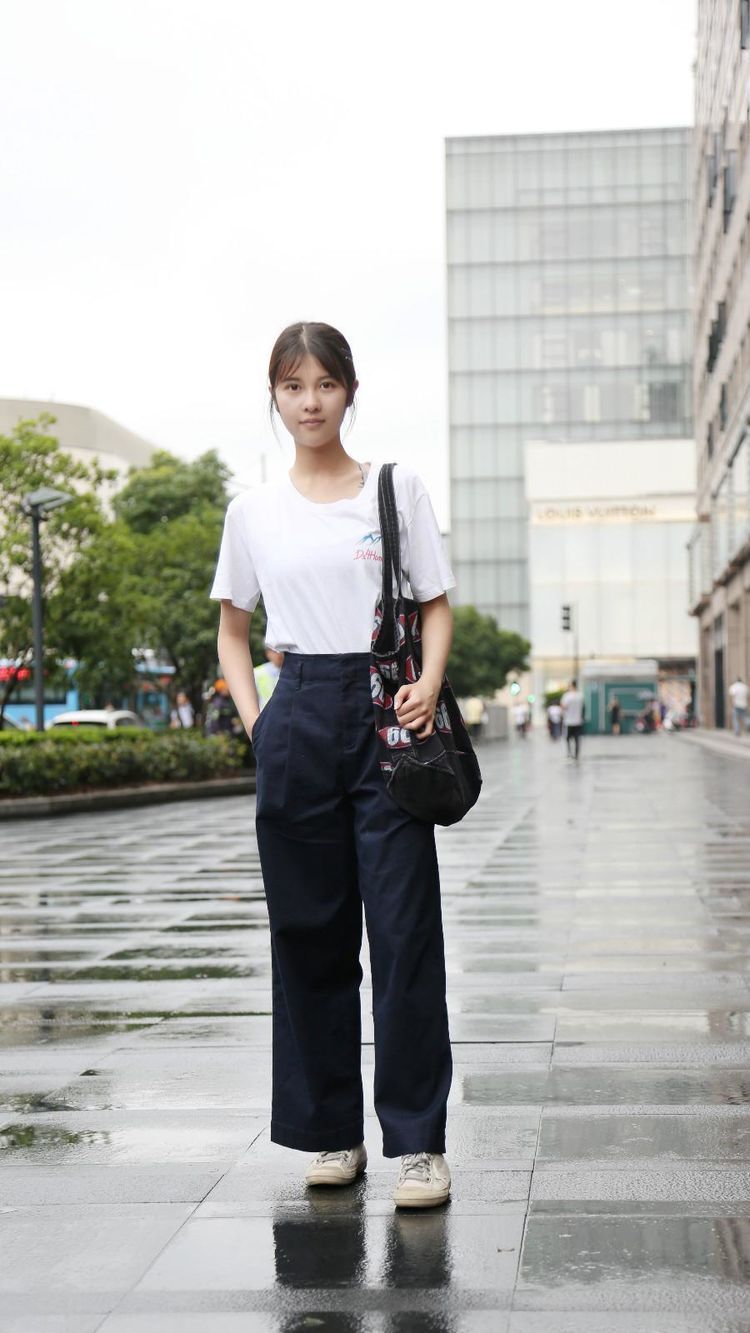 路人街拍:小姐姐的破洞牛仔裤还能更破一点吗?一点不影响秀美腿