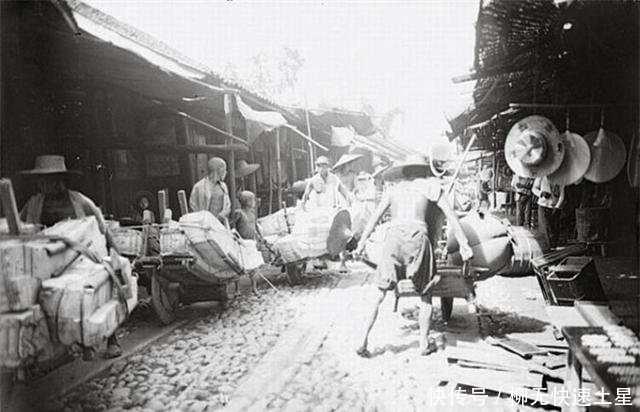  #民国时期#民国时期的四川成都平原，普通人生活困难，出行不方