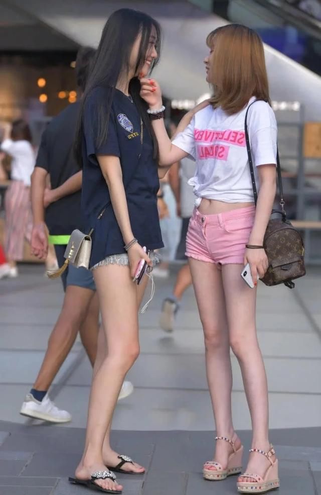 时尚姐妹花穿超短裤相约出街秀出两双修长的美腿