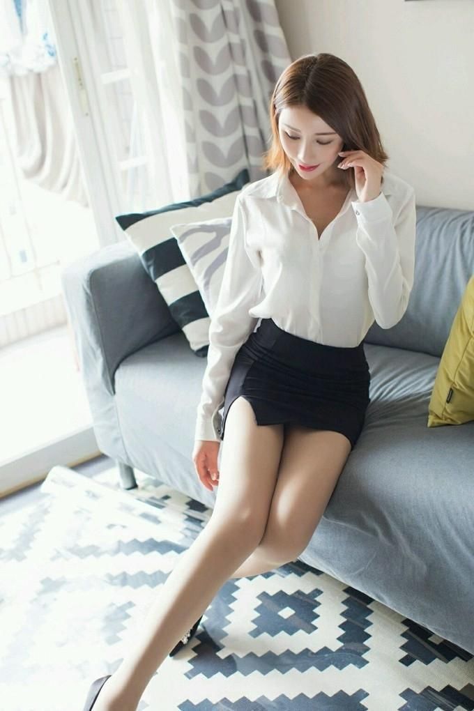 性感美女模特穿OL制服装气质出众，肌肤白嫩美腿修长拍诱惑写真！