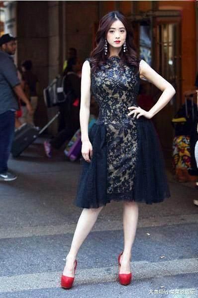 120斤蒋欣与90斤娜扎，同穿镂空裙，竟一个女神，一个阿姨？
