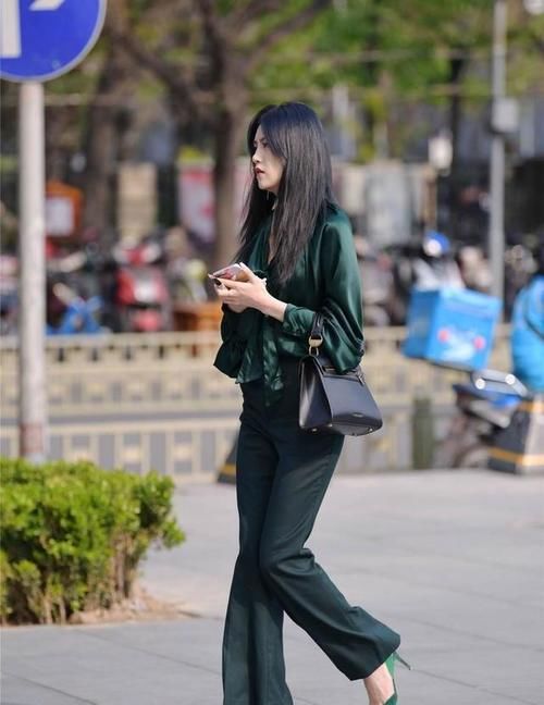 「选择」街拍:美女格纹的高腰短裤搭配一双尖头的高跟鞋,真的很显腿长