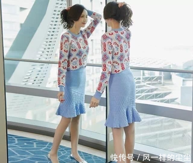 优雅:女人再美,别穿花枝招展!“小香风”春裙+平鞋,衬得高雅又减龄
