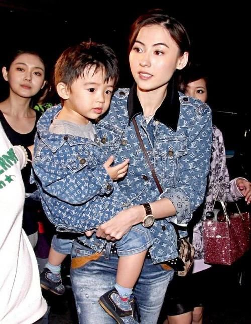 「张柏芝」张柏芝太大意意外公开三胎儿子长相,小脸蛋肉乎乎的像福娃,生父基因强大